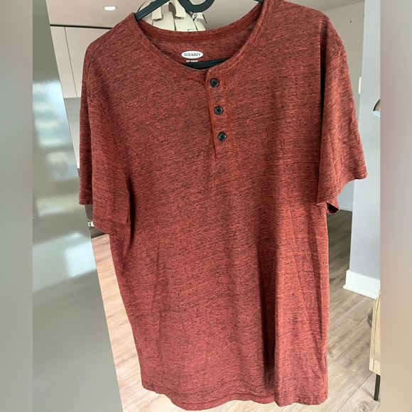🔴 Elevate Your Wardrobe with this Stylish Red T-Shirt! - Picture 1 of 3
